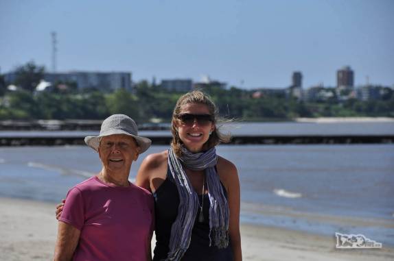 A Ana e a Ixa, mãe do Rodrigo, em praia do Rio da Prtata, em Colonia del Sacramento, no sul do Uruguai